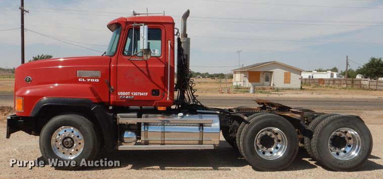 image for item DJ8968 1999 Mack CL700  semi truck