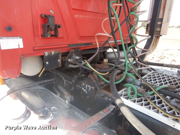 image for item DJ8968 1999 Mack CL700  semi truck