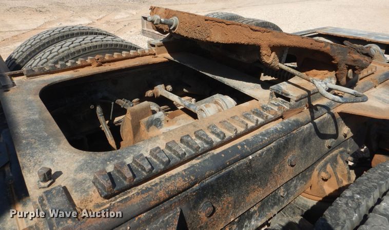 image for item DJ8968 1999 Mack CL700  semi truck