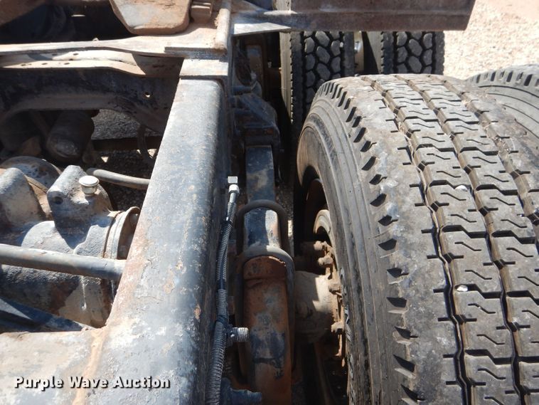 image for item DJ8968 1999 Mack CL700  semi truck