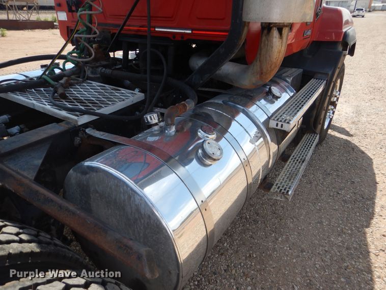 image for item DJ8968 1999 Mack CL700  semi truck