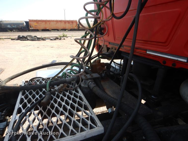 image for item DJ8968 1999 Mack CL700  semi truck