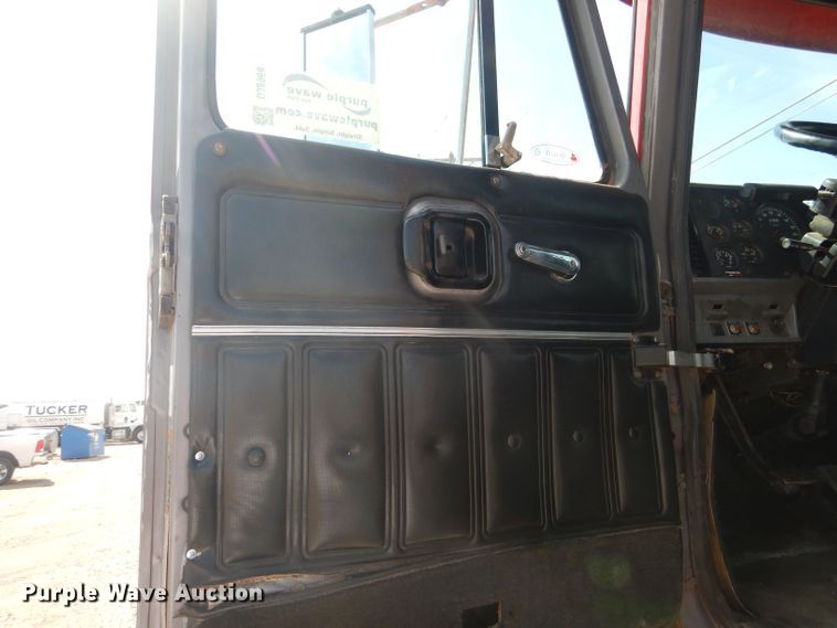 image for item DJ8968 1999 Mack CL700  semi truck