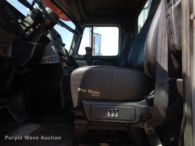 image for item DJ8968 1999 Mack CL700  semi truck