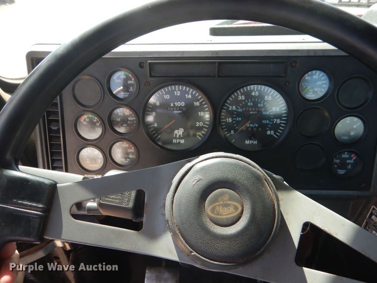 image for item DJ8968 1999 Mack CL700  semi truck