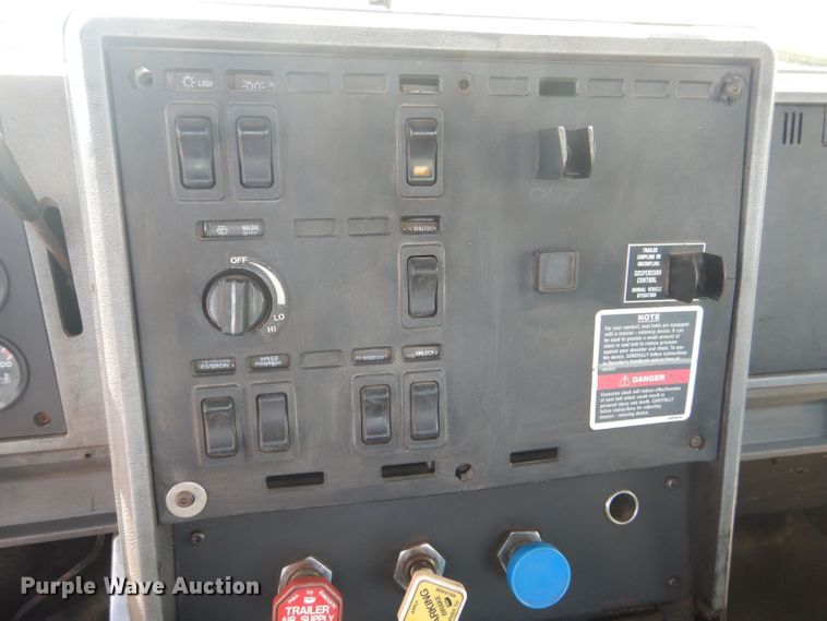 image for item DJ8968 1999 Mack CL700  semi truck