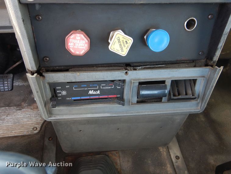 image for item DJ8968 1999 Mack CL700  semi truck