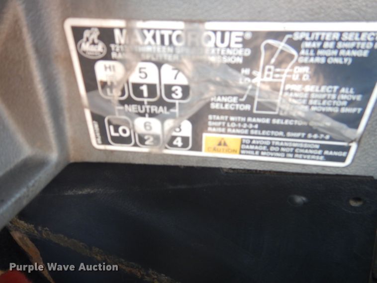 image for item DJ8968 1999 Mack CL700  semi truck