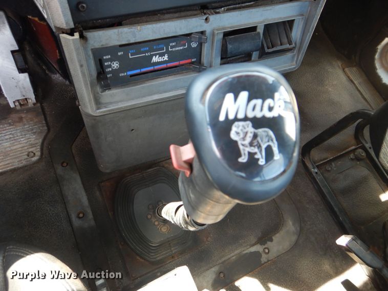 image for item DJ8968 1999 Mack CL700  semi truck