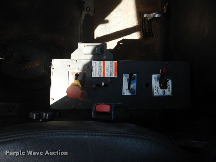 image for item DJ8968 1999 Mack CL700  semi truck