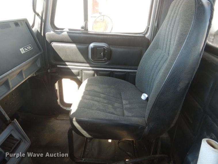 image for item DJ8968 1999 Mack CL700  semi truck