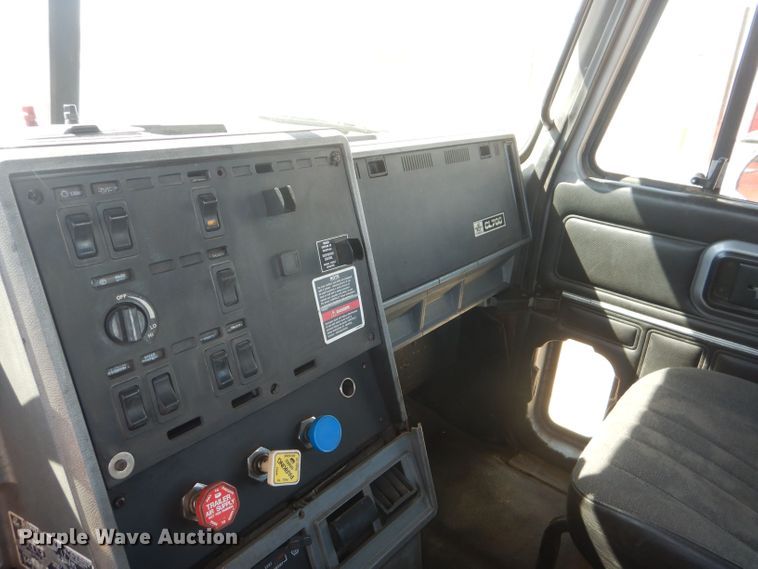 image for item DJ8968 1999 Mack CL700  semi truck