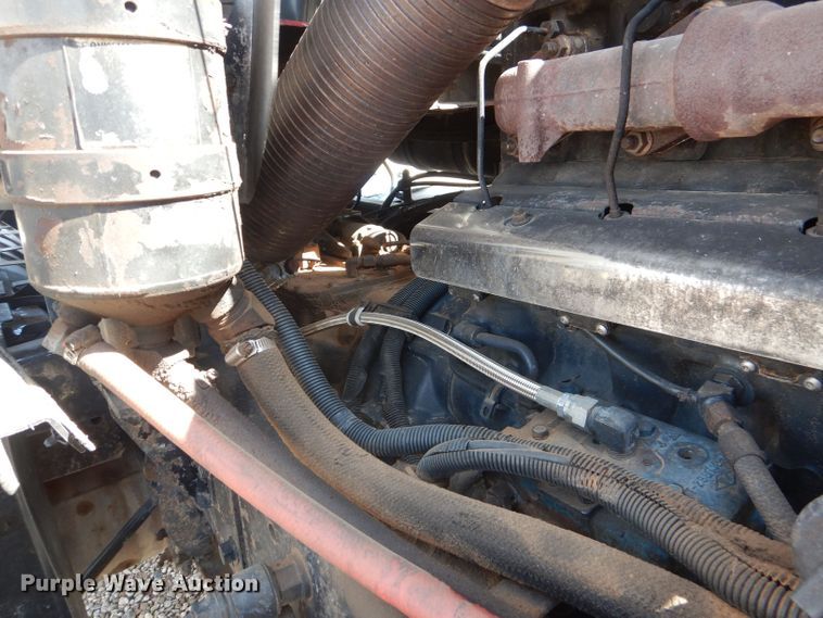 image for item DJ8968 1999 Mack CL700  semi truck