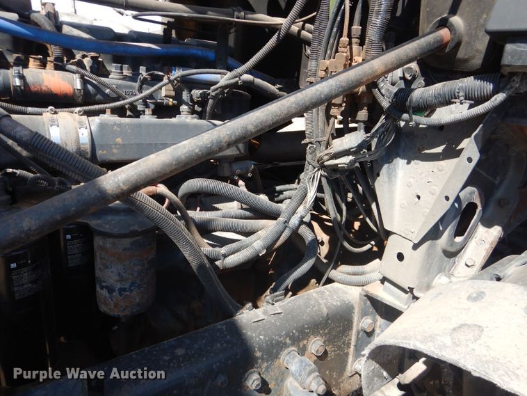 image for item DJ8968 1999 Mack CL700  semi truck