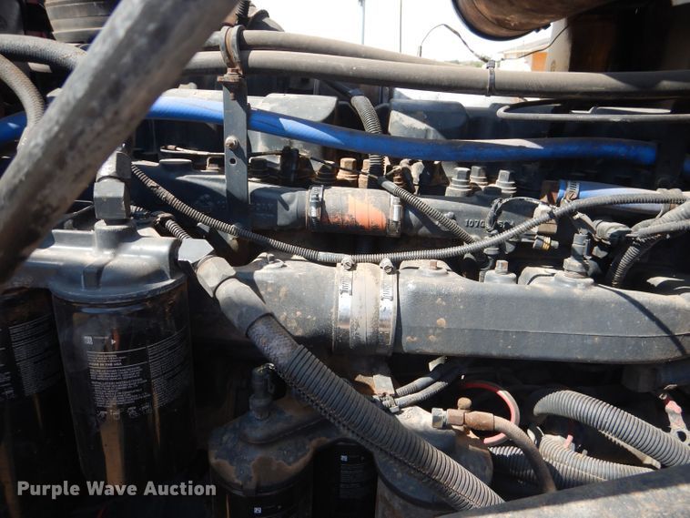 image for item DJ8968 1999 Mack CL700  semi truck