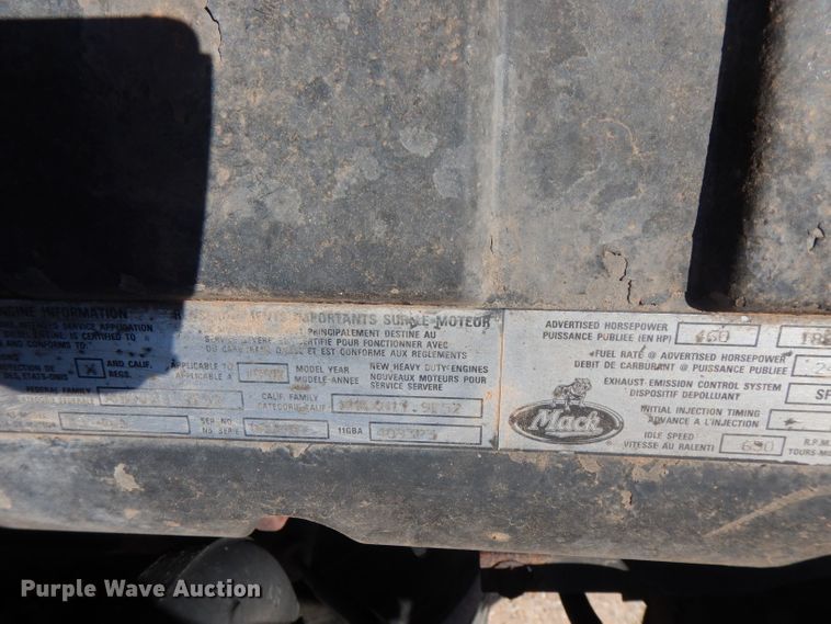 image for item DJ8968 1999 Mack CL700  semi truck