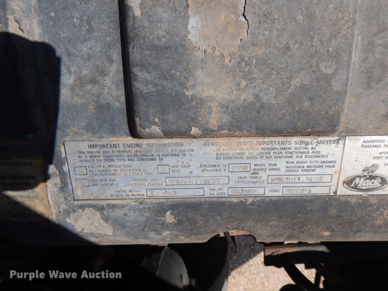 image for item DJ8968 1999 Mack CL700  semi truck