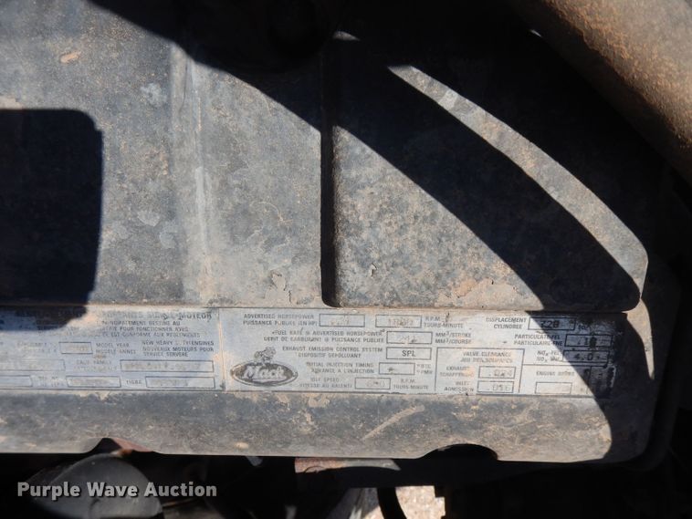 image for item DJ8968 1999 Mack CL700  semi truck