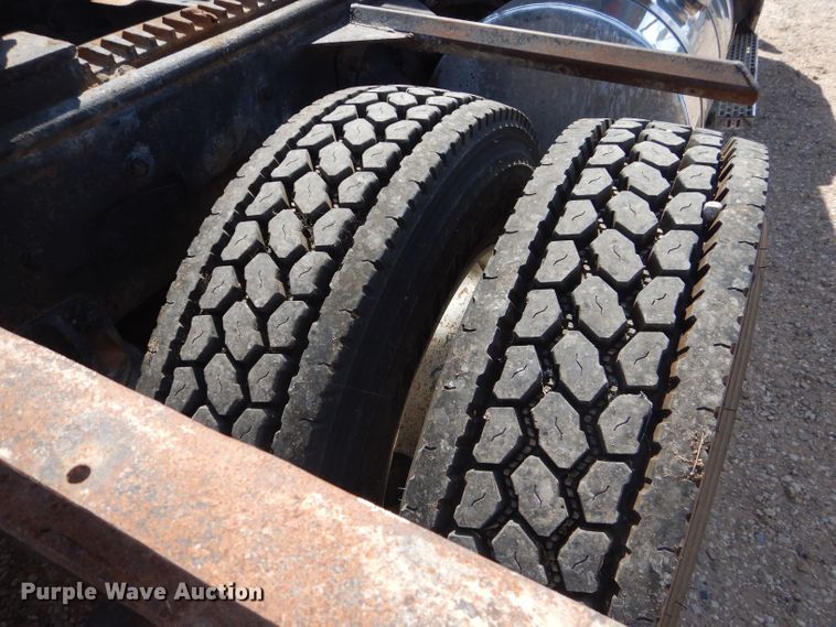 image for item DJ8968 1999 Mack CL700  semi truck