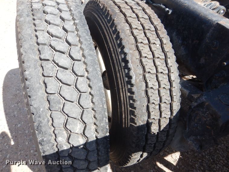 image for item DJ8968 1999 Mack CL700  semi truck