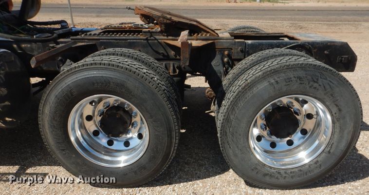 image for item DJ8968 1999 Mack CL700  semi truck