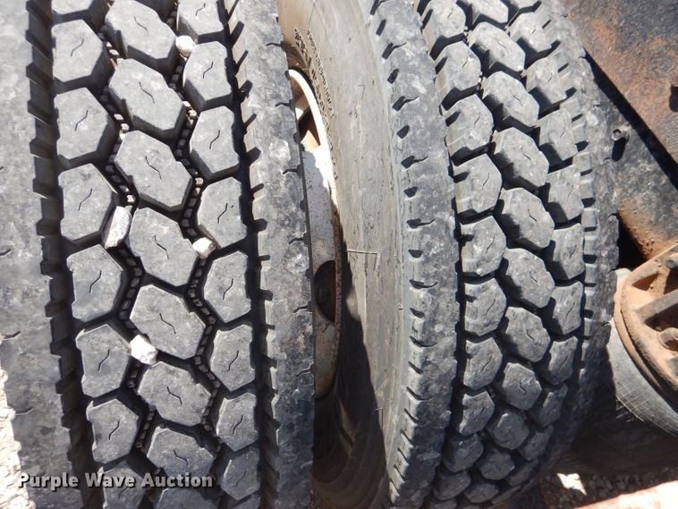 image for item DJ8968 1999 Mack CL700  semi truck