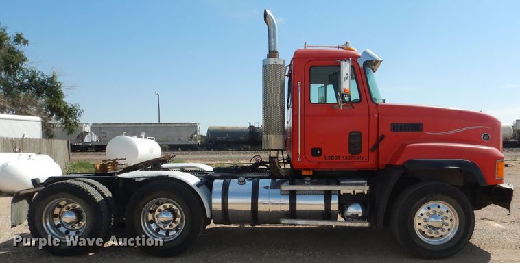 image for item DJ8969 2001 Mack CL713  semi truck