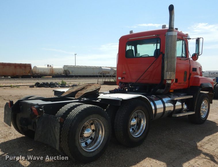 image for item DJ8969 2001 Mack CL713  semi truck