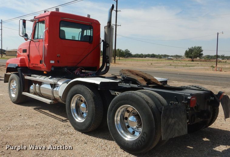 image for item DJ8969 2001 Mack CL713  semi truck