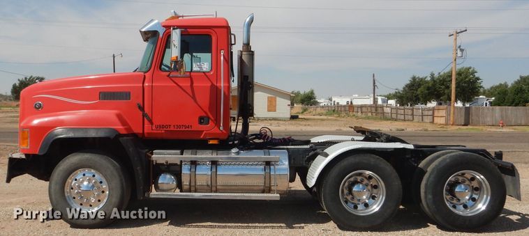 image for item DJ8969 2001 Mack CL713  semi truck