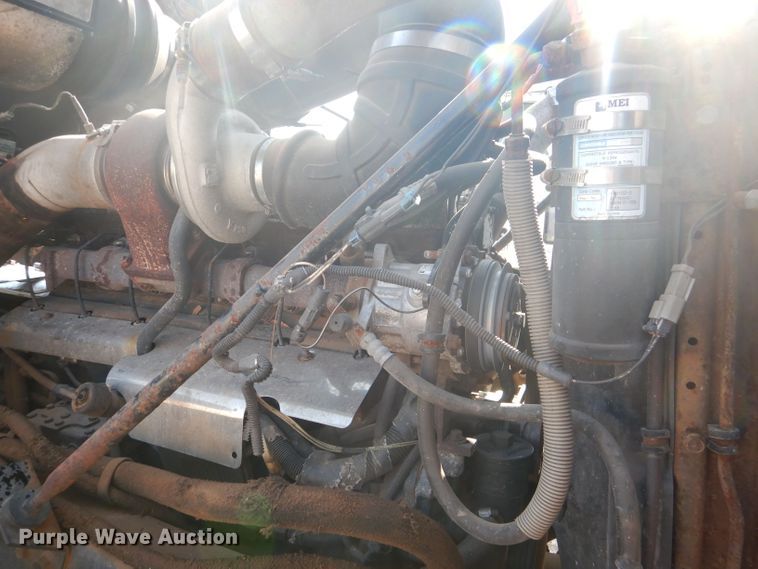 image for item DJ8969 2001 Mack CL713  semi truck