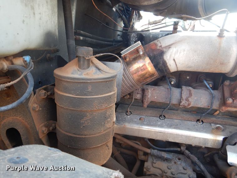 image for item DJ8969 2001 Mack CL713  semi truck