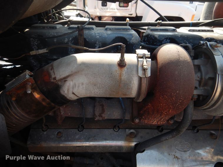 image for item DJ8969 2001 Mack CL713  semi truck