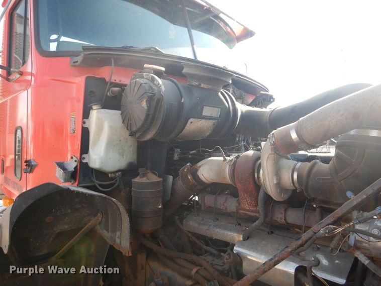 image for item DJ8969 2001 Mack CL713  semi truck