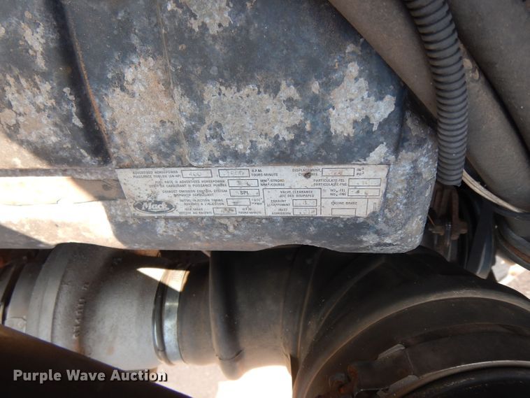 image for item DJ8969 2001 Mack CL713  semi truck