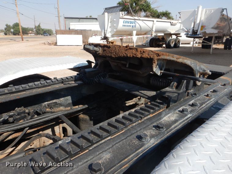 image for item DJ8969 2001 Mack CL713  semi truck