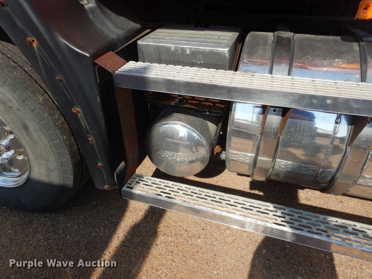 image for item DJ8969 2001 Mack CL713  semi truck