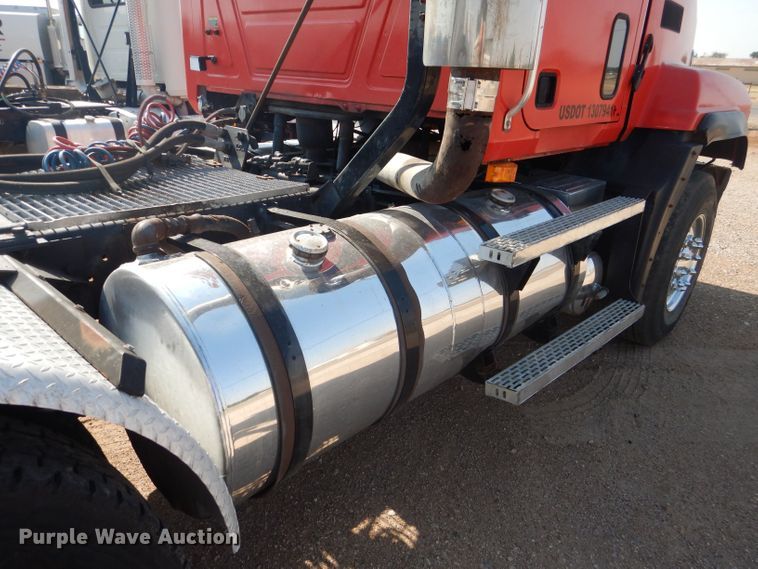 image for item DJ8969 2001 Mack CL713  semi truck