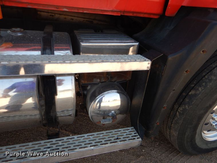 image for item DJ8969 2001 Mack CL713  semi truck