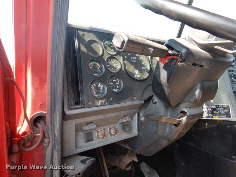 image for item DJ8969 2001 Mack CL713  semi truck