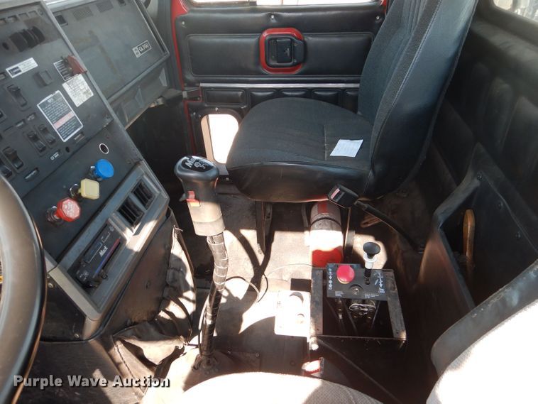 image for item DJ8969 2001 Mack CL713  semi truck