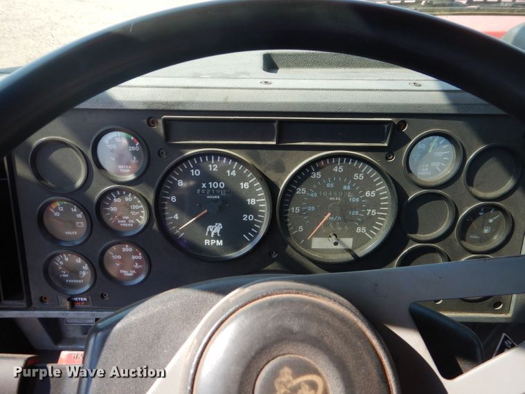 image for item DJ8969 2001 Mack CL713  semi truck