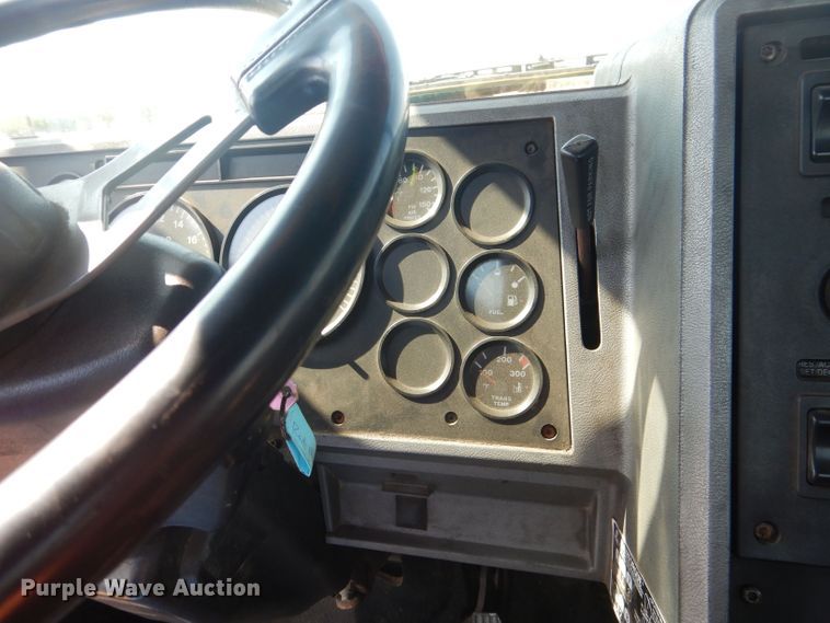 image for item DJ8969 2001 Mack CL713  semi truck