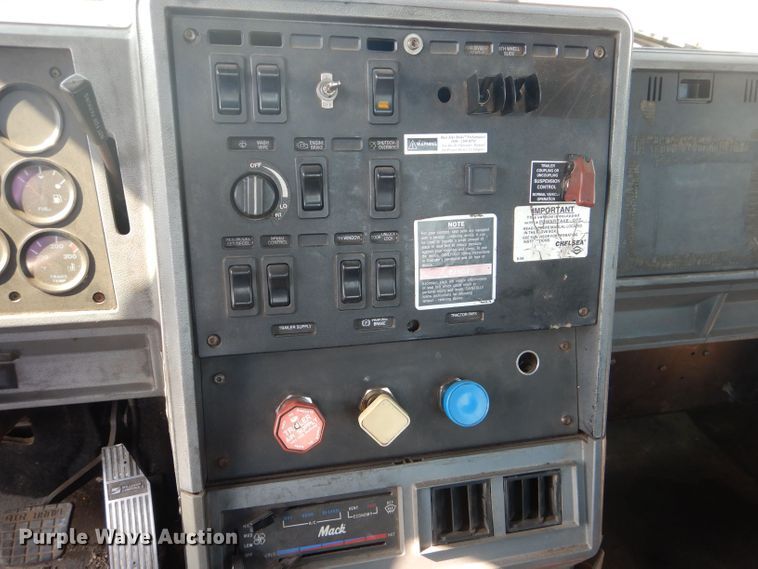 image for item DJ8969 2001 Mack CL713  semi truck