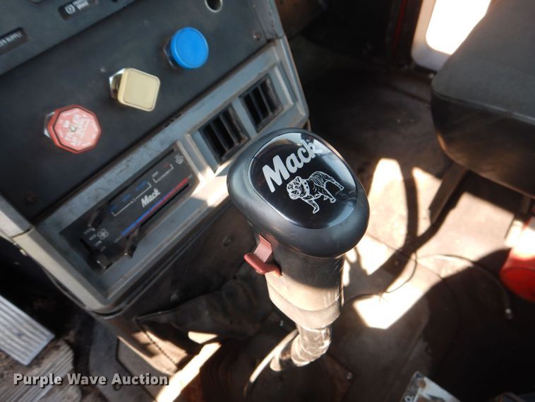 image for item DJ8969 2001 Mack CL713  semi truck