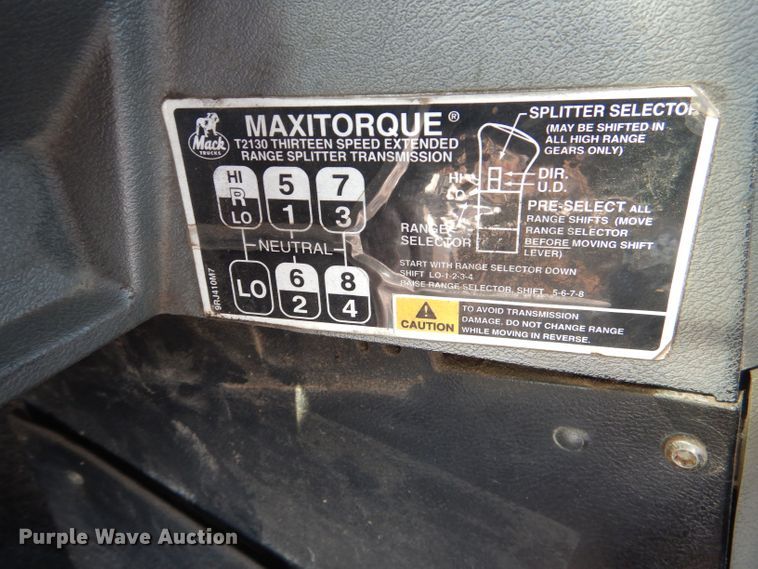 image for item DJ8969 2001 Mack CL713  semi truck