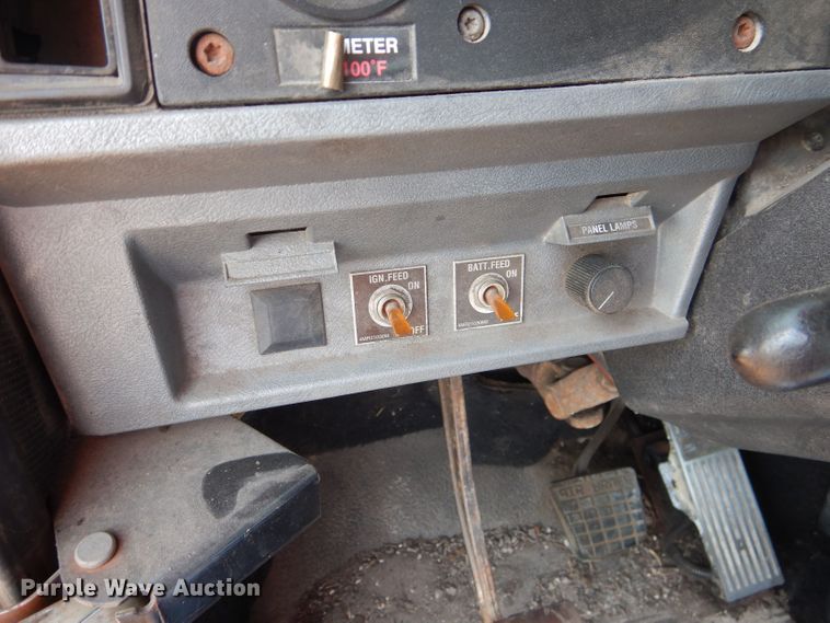 image for item DJ8969 2001 Mack CL713  semi truck