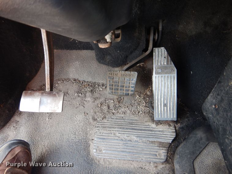 image for item DJ8969 2001 Mack CL713  semi truck