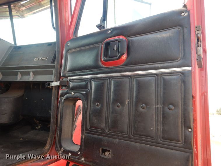 image for item DJ8969 2001 Mack CL713  semi truck