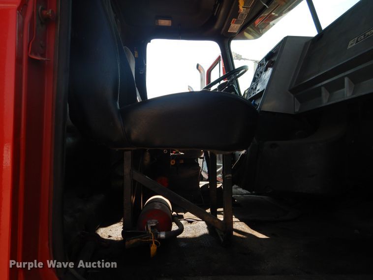 image for item DJ8969 2001 Mack CL713  semi truck